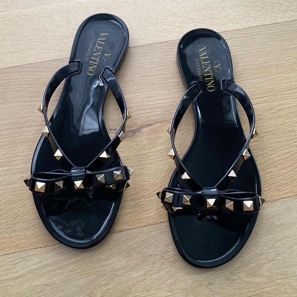 New Valentino Garavani Rockstud Jelly Thong in Black. Size 37.